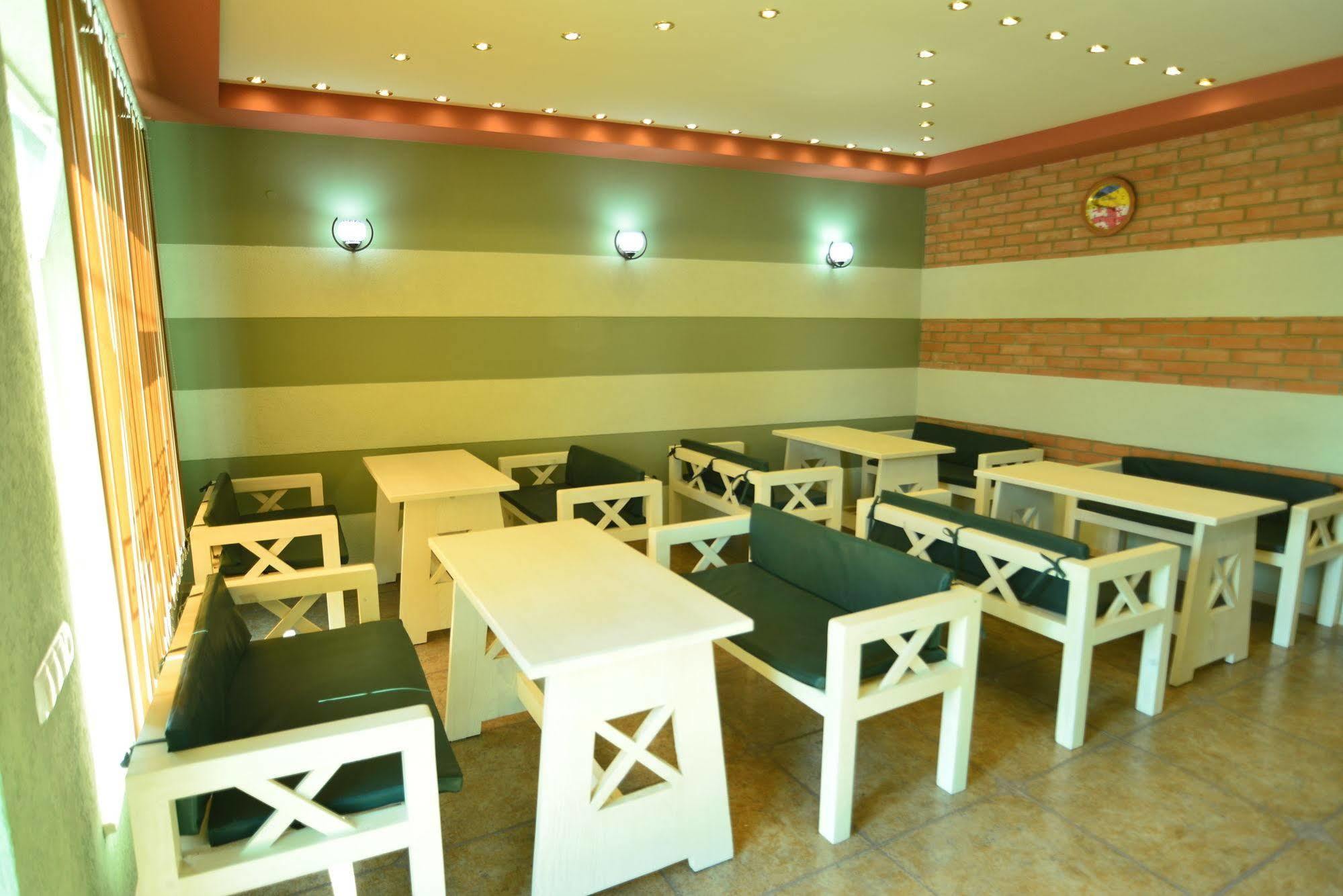 Hotel Kutaisi Globus Екстериор снимка