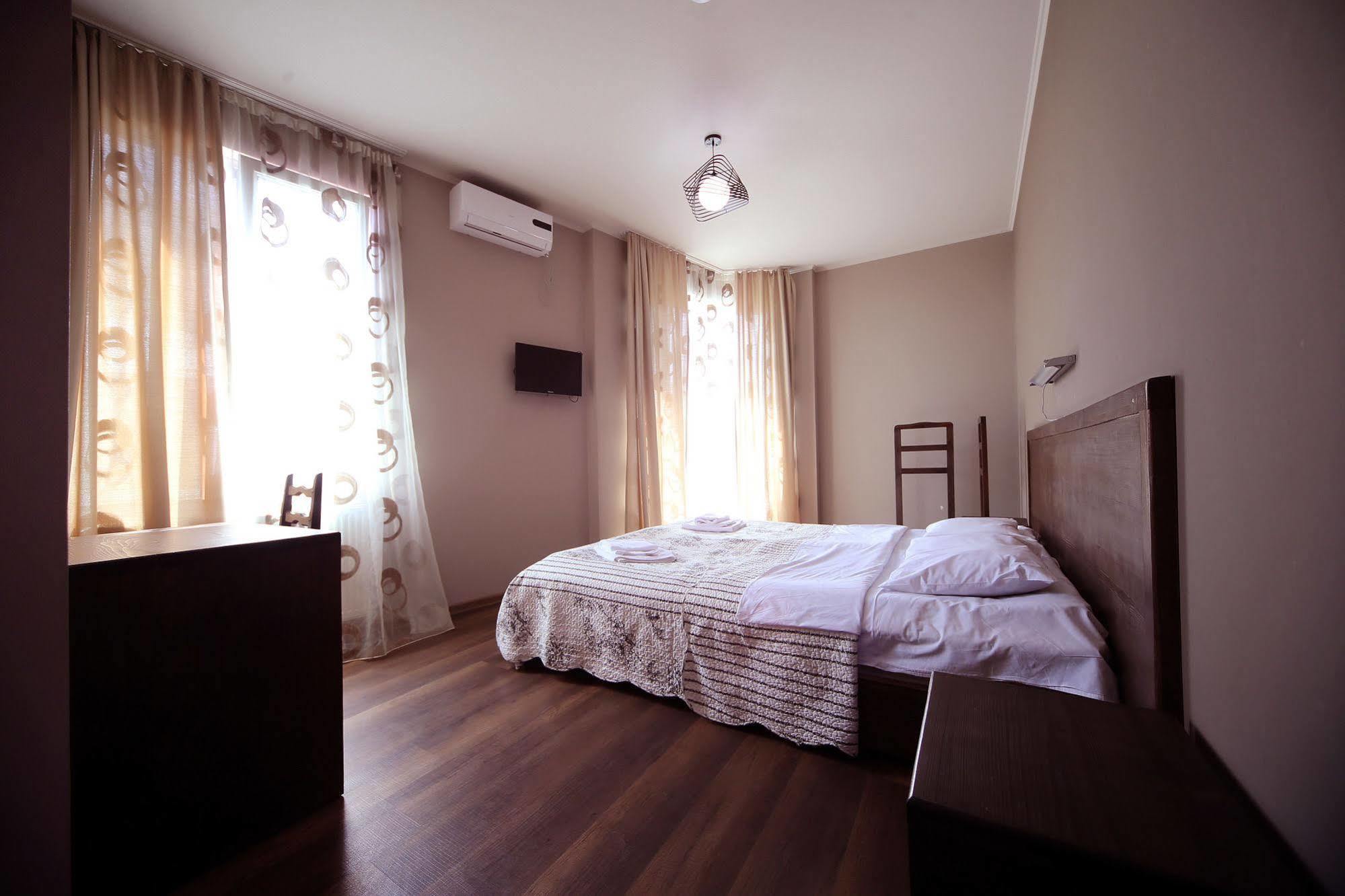 Hotel Kutaisi Globus Екстериор снимка